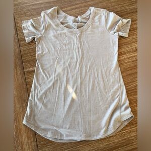 Lululemon silverescent t-shirt. Size 4. Light gray. EUC